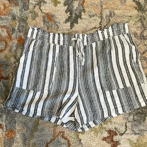 Time and Tru Linen pull on shorts L